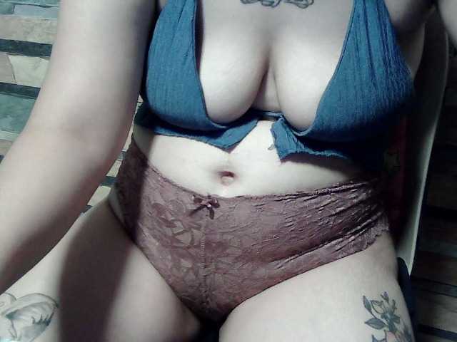 extremelymilkyboobs live cam preview