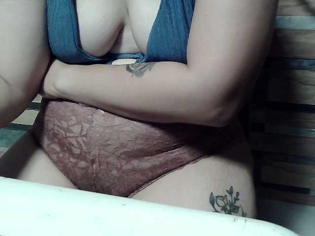 extremelymilkyboobs live cam preview