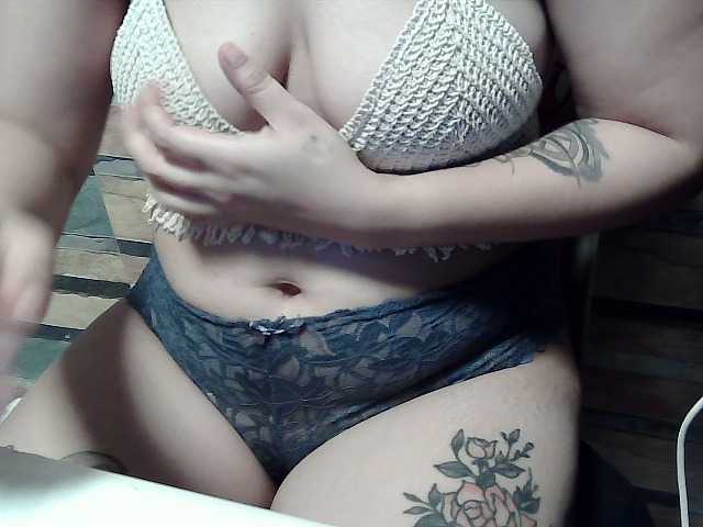 extremelymilkyboobs live cam preview