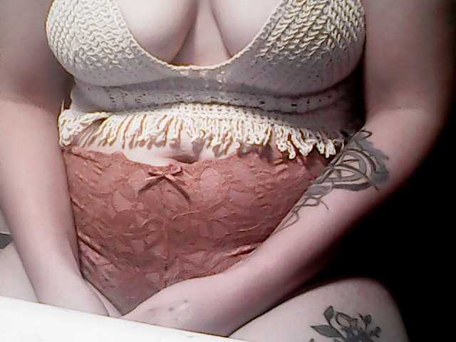extremelymilkyboobs live cam on BongaCams