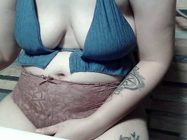 extremelymilkyboobs live cam preview