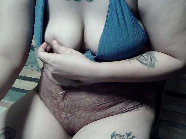 extremelymilkyboobs live cam preview