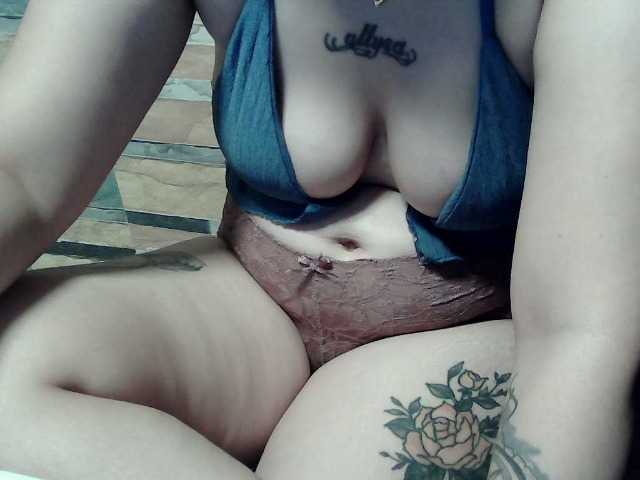 extremelymilkyboobs live cam preview