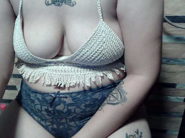 extremelymilkyboobs live cam on BongaCams