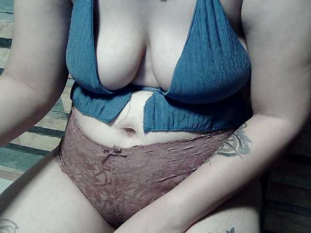 extremelymilkyboobs live cam preview