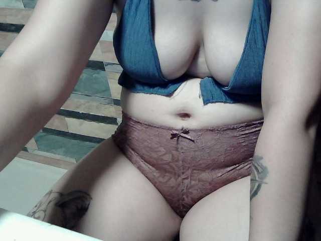 extremelymilkyboobs live cam preview