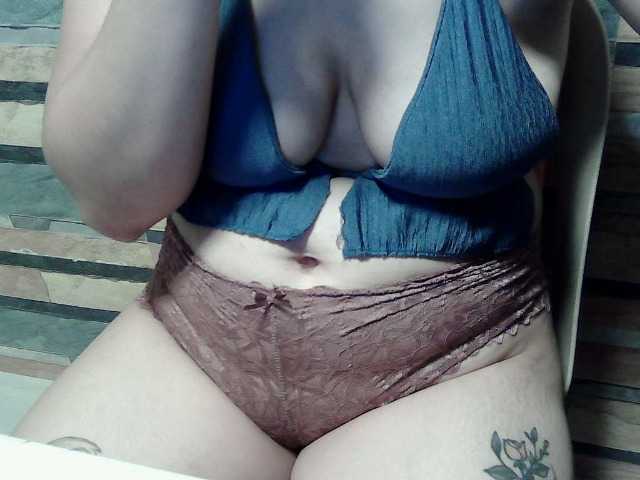 extremelymilkyboobs live cam preview
