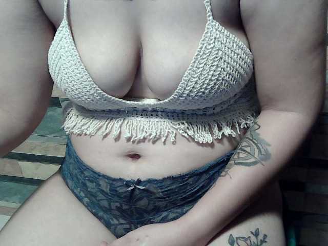 extremelymilkyboobs live cam preview