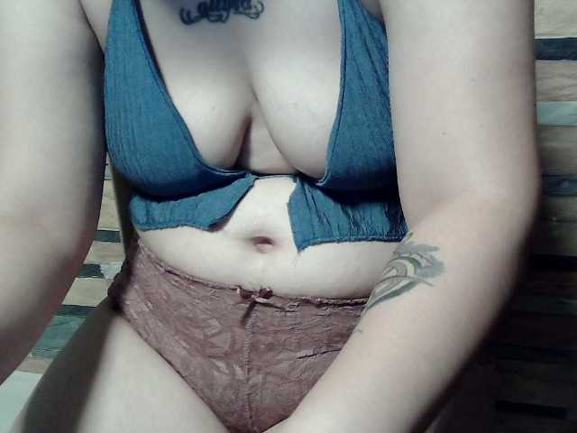 extremelymilkyboobs live cam on BongaCams