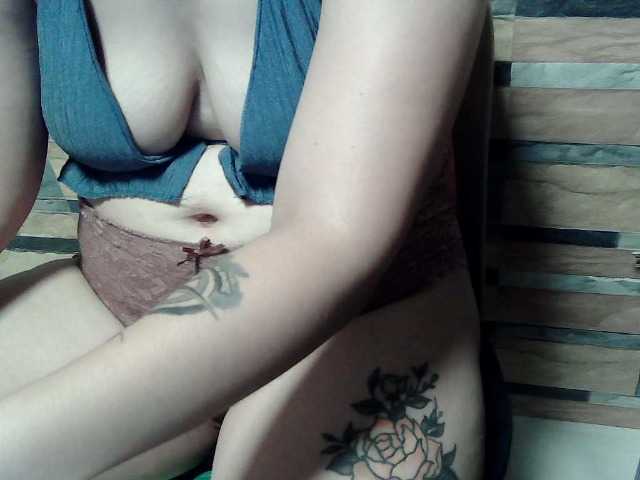 extremelymilkyboobs live cam preview