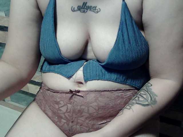extremelymilkyboobs live cam preview