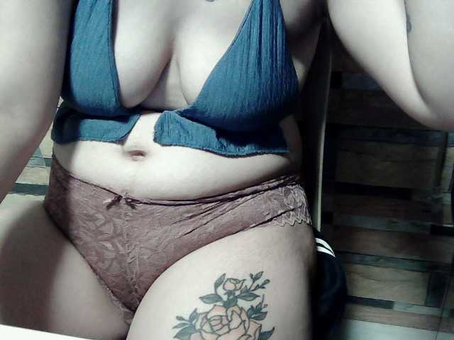 extremelymilkyboobs live cam preview