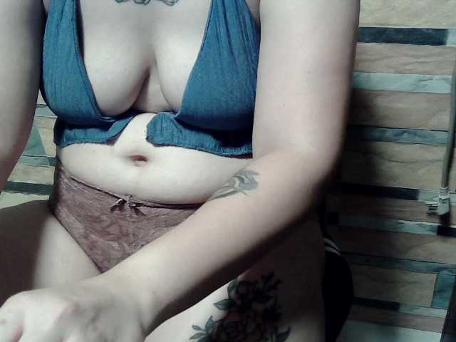 extremelymilkyboobs live cam preview