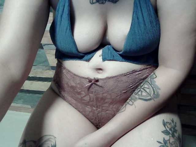 extremelymilkyboobs live cam preview