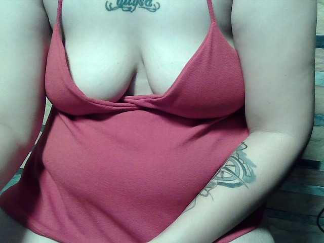 extremelymilkyboobs live cam on BongaCams