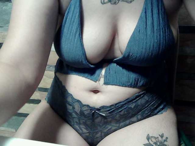 extremelymilkyboobs live cam on BongaCams