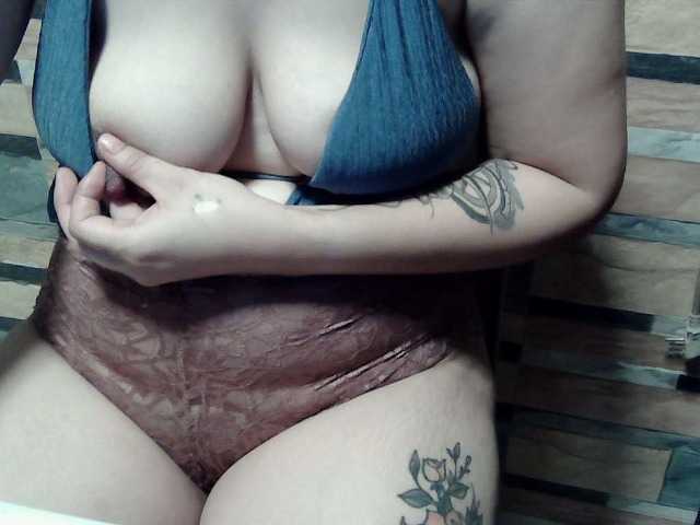 extremelymilkyboobs live cam preview
