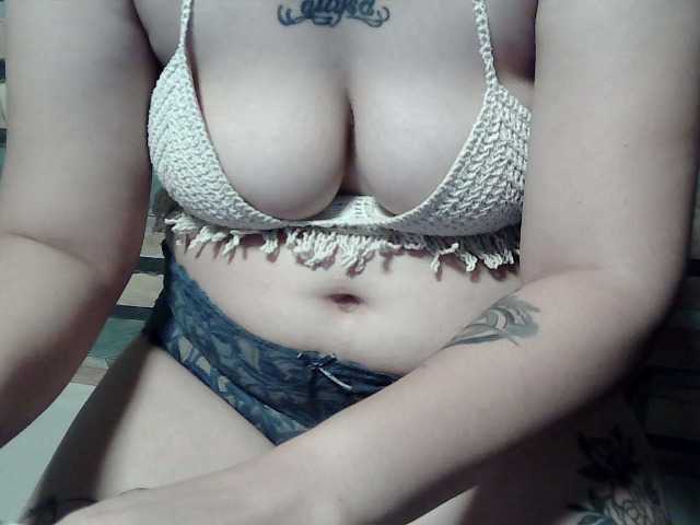 extremelymilkyboobs live cam preview