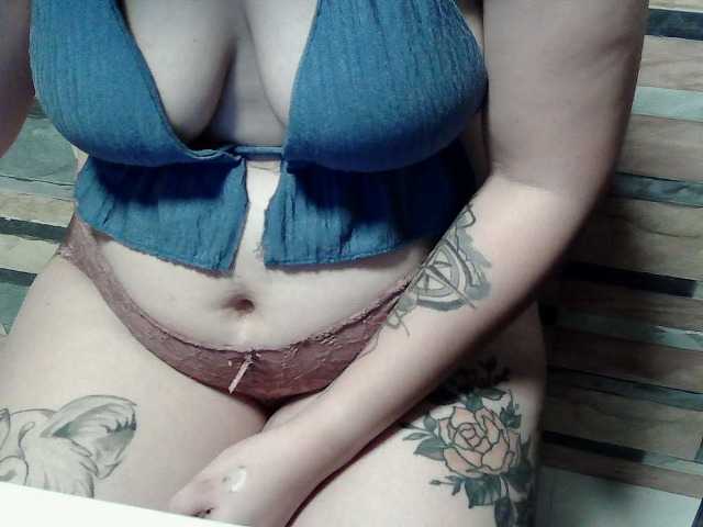 extremelymilkyboobs live cam preview