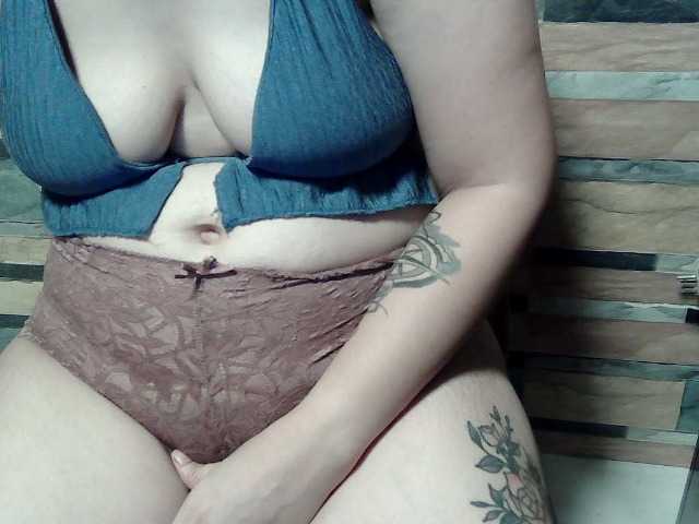 extremelymilkyboobs live cam preview