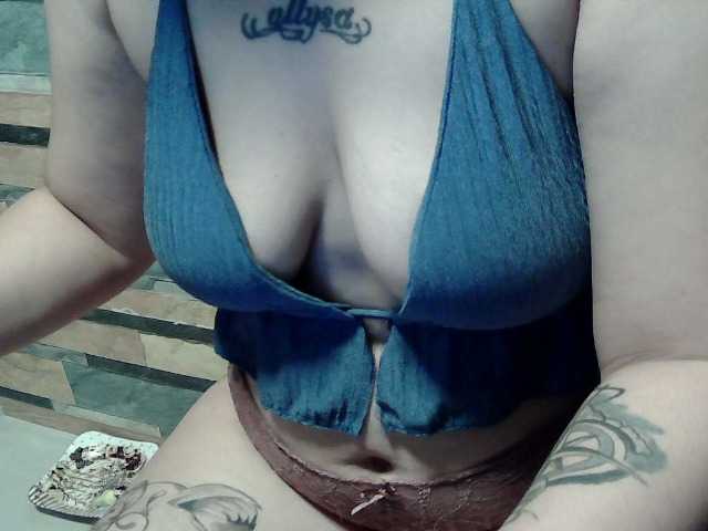 extremelymilkyboobs live cam preview