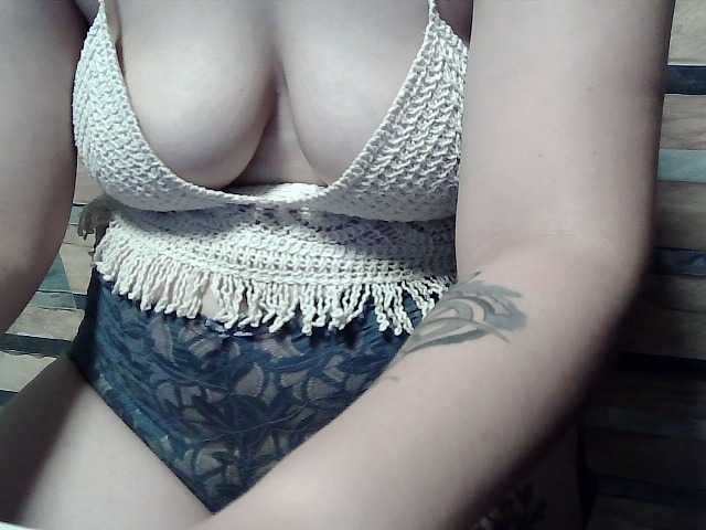 extremelymilkyboobs live cam preview