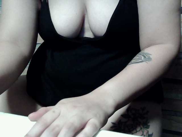 extremelymilkyboobs live cam on BongaCams