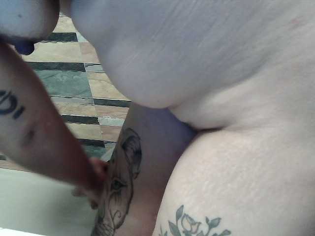 extremelymilkyboobs live cam preview