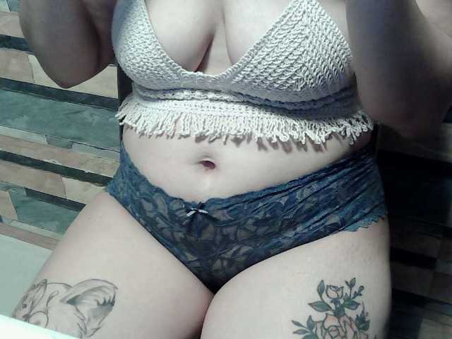 extremelymilkyboobs live cam preview