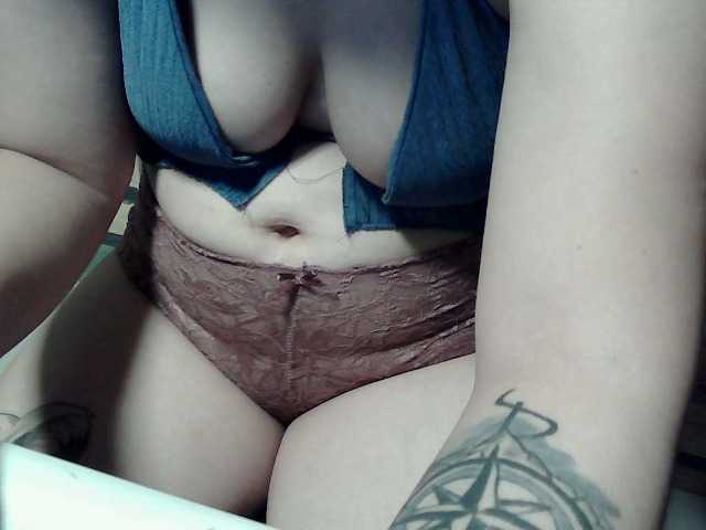 extremelymilkyboobs live cam on BongaCams