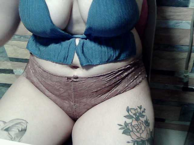 extremelymilkyboobs live cam preview