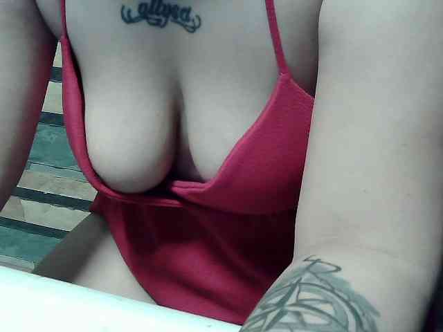 extremelymilkyboobs webcam