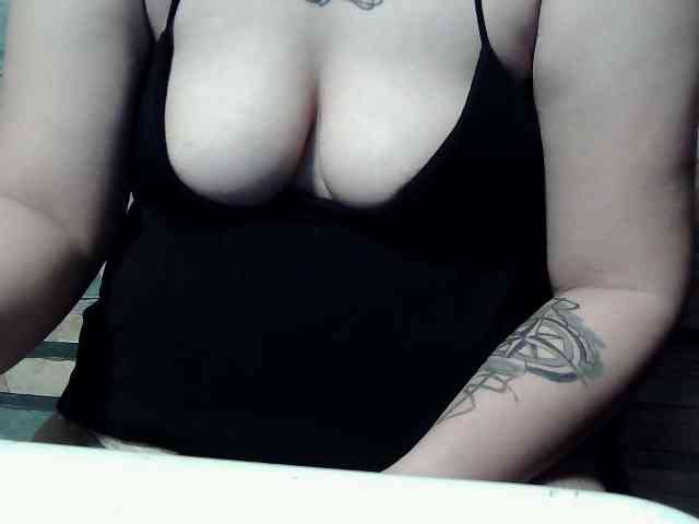 extremelymilkyboobs webcam