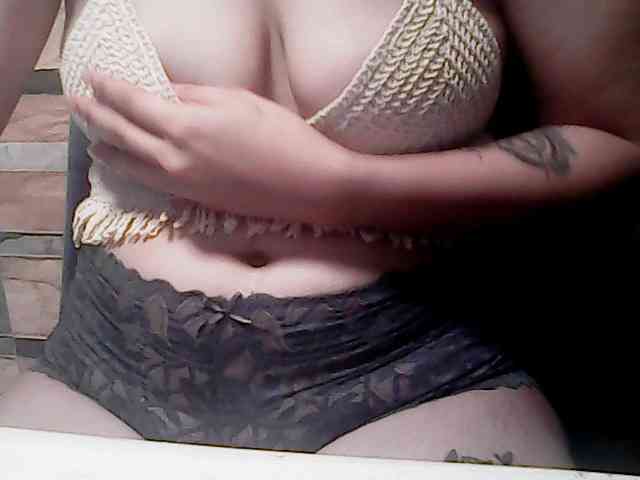 Model: extremelymilkyboobs