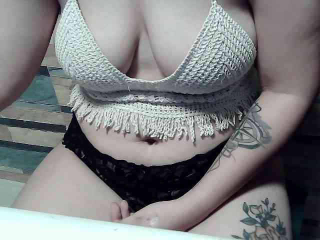 extremelymilkyboobs webcam