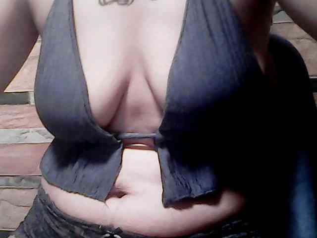 extremelymilkyboobs webcam