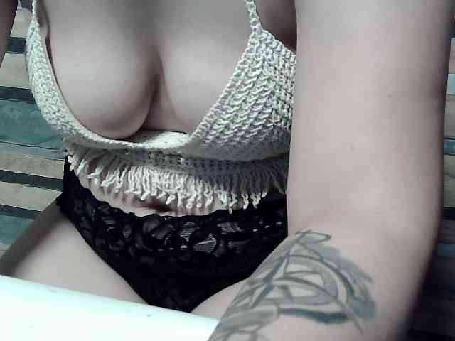 Model: extremelymilkyboobs