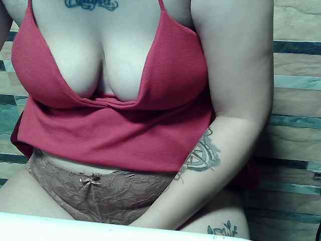 モデル: extremelymilkyboobs