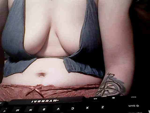 extremelymilkyboobs webcam