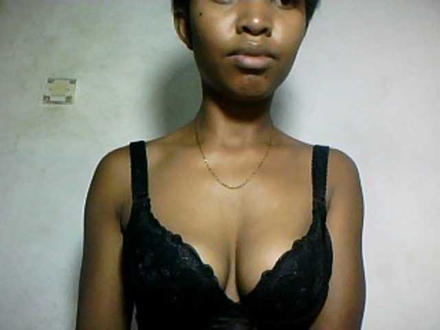 Nathiii, live now on BongaCams