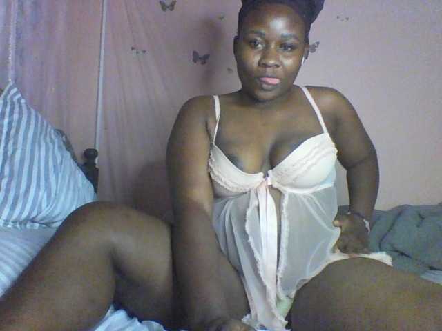 Moona141 live cam on BongaCams