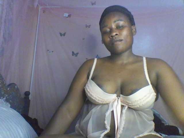 le modèle Moona141 est en webcam porno dans un show sur le site bongacams, il possède les tags suivants: Ebony,Brunette,Shaved