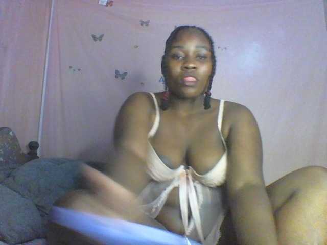 Moona141 live cam on BongaCams