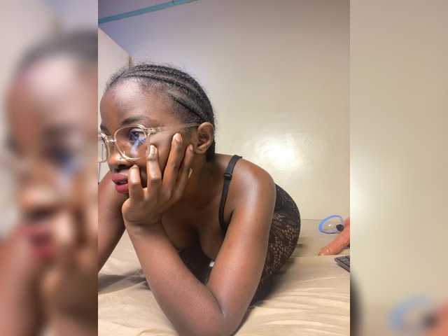 le modèle Hotpetite555 est en webcam porno dans un show sur le site bongacams, il possède les tags suivants: Ebony,Brunette,Trimmed