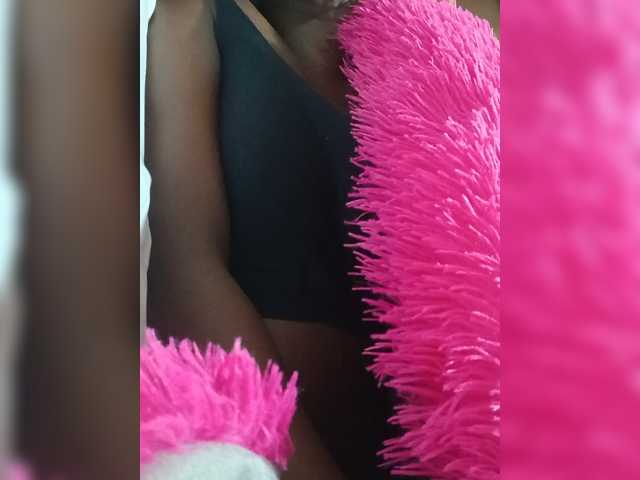 Hotpetitechic live cam on BongaCams