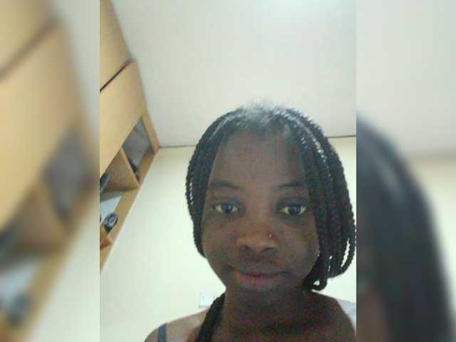 Hotpetitechic live cam on BongaCams