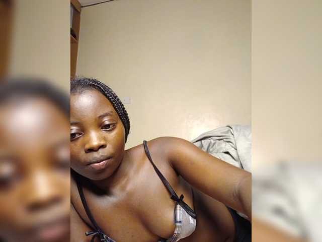 Hotpetitechic live cam on BongaCams