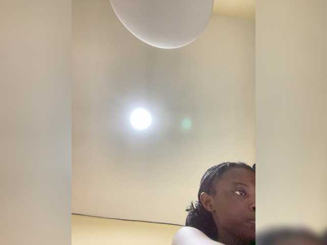 Hotpetitechic live cam preview