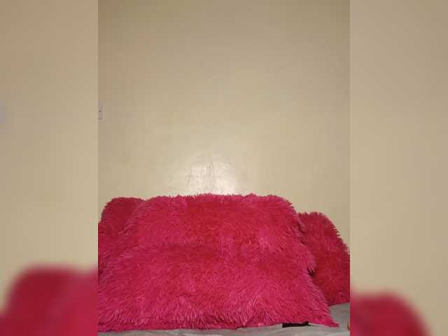 Hotpetitechic live cam preview
