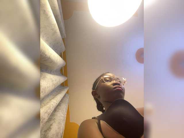 le modèle Hotpetite555 est en webcam porno dans un show sur le site bongacams, il possède les tags suivants: Ebony,Brunette,Trimmed